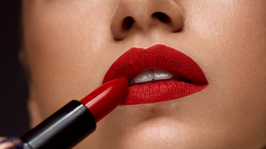 Lipstik Merah Terang