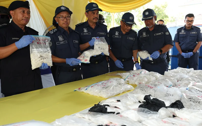 Ketua Pengarah Kastam Zazuli Johan (dua dari kiri) dan pegawai lain bersama beberapa dadah yang dirampas dalam serbuan di Pelabuhan Klang dan Terminal 1. (Gambar Bernama)