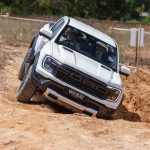 Ford Ranger Raptor 2.0 Bi-Turbo Diesel: Memeluk Permukaan Tanah dan Mendaki Bukit Berkilauan
