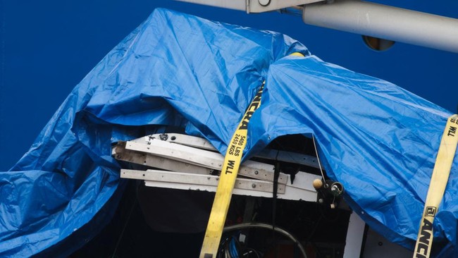 Pakar menemui mayat manusia yang disyaki daripada serpihan kapal selam Titan yang telah dialihkan dari laut. (Reuters/David Hiscock)